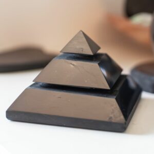 Piramide in Shungite1