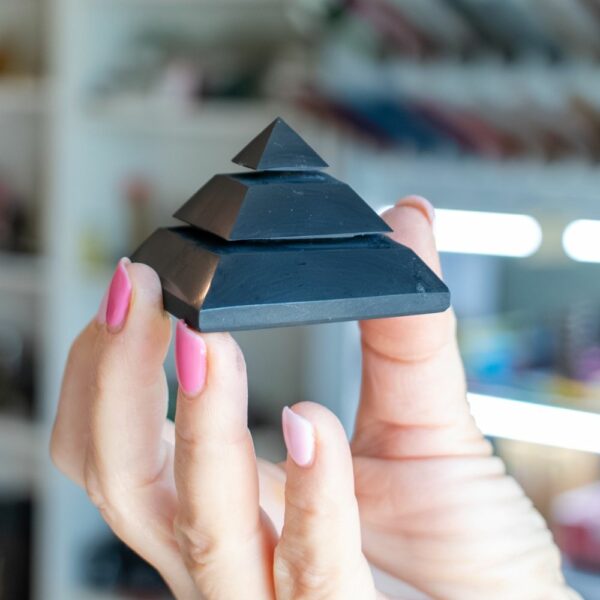 Piramide in Shungite2